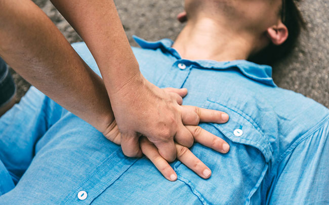 3. Commencer sans perdre de temps le massage cardiaque ou utilisez un défibrillateur
